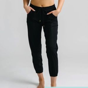 Zyia cropped joggers black size 8